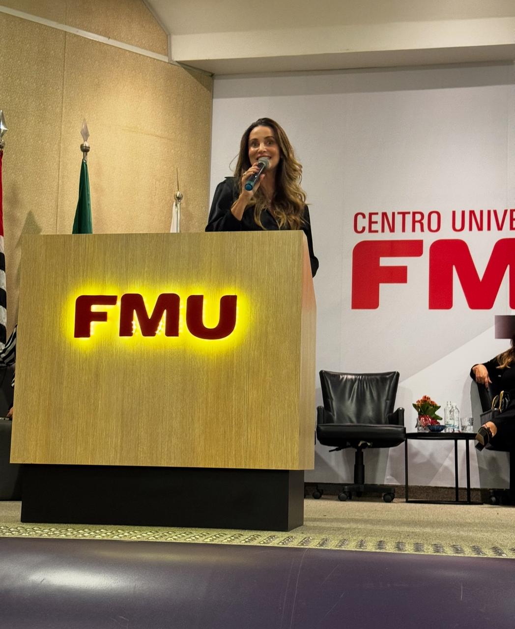 Luciane Chelegão em palestra no Centro Universitário FMU